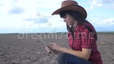 聪明的生态生活方式是收获农业耕作的概念。 女农民用数字平板电脑研究地球上的泥土